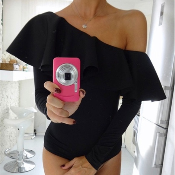 Tops - Black ruffle off the shoulder bodysuit size s 🔥